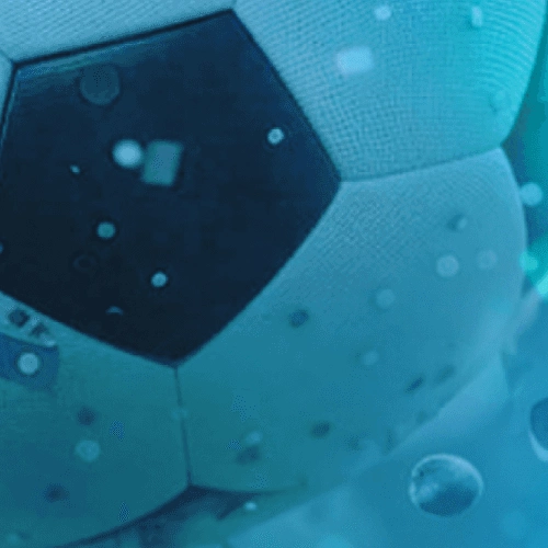 لقطة قريبة لكرة قدم مبللة — بطولة فرنسا. الدوري الأول 2026